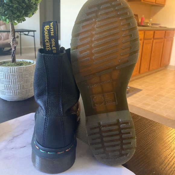 BRAND NEW DR. MARTENS SIZE 7 US / 38 EUR - Picture 2 of 5